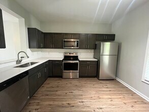 Building Photo - 3-Bedroom Townhome