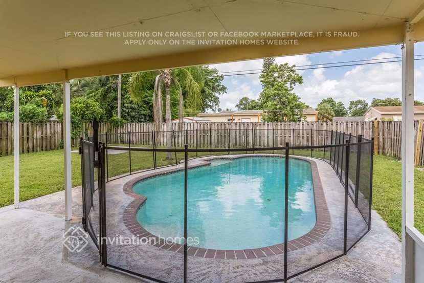 Building Photo - 810 N 69th Ave