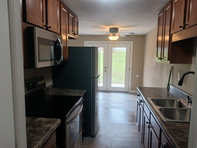 Building Photo - 430 Sara St