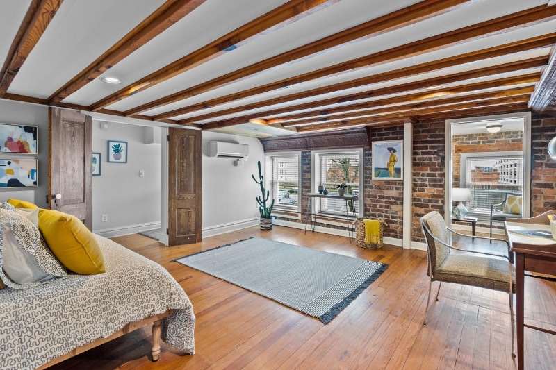 Building Photo - 323 W Main St