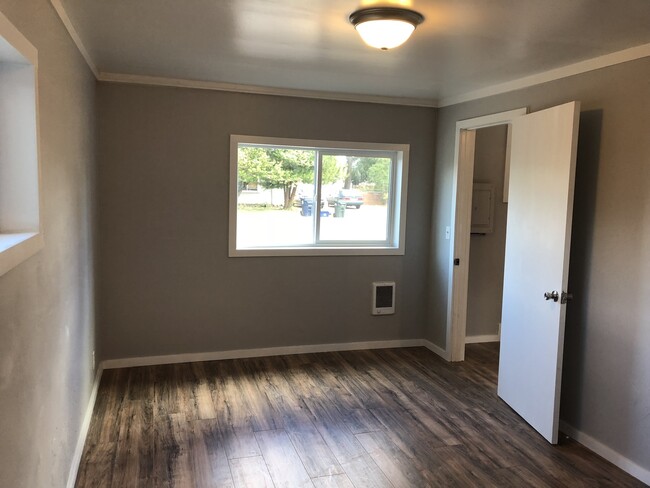 Building Photo - Freshly remodeled 3 bedroom 1 bathroom house!