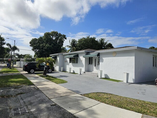 Building Photo - 520 NW 30th Ave