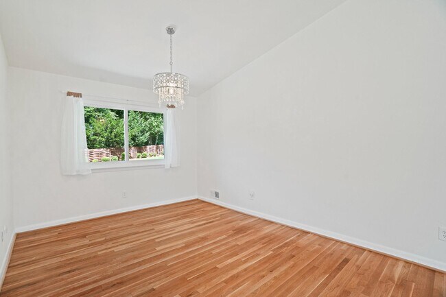 Building Photo - 6607 Lone Oak Dr