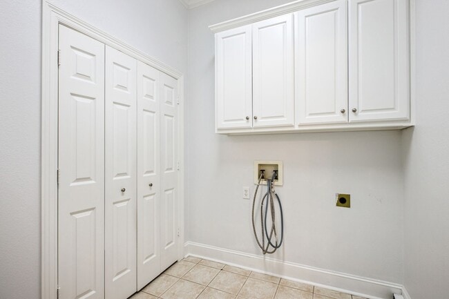 Building Photo - 5 Meadowbrook Cir