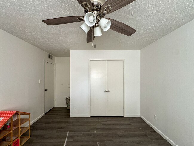 Building Photo - Charming 3 Bed 2 Bath Home with Fenced Yard