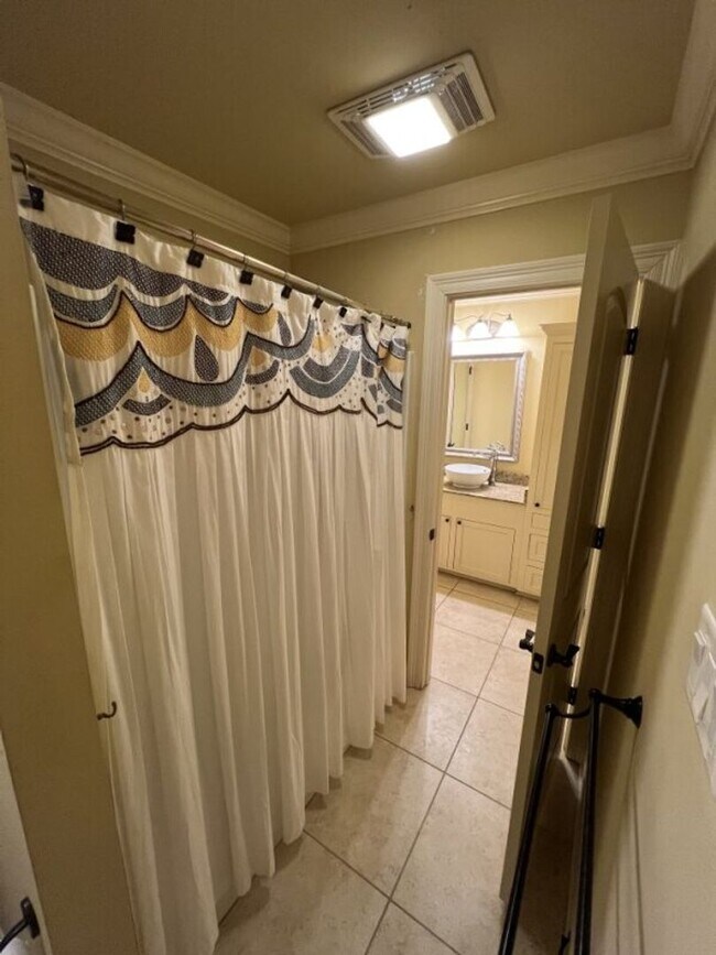 Building Photo - Elegant Two-Story Home with Outdoor Kitchen in Desirable Shadows Lake