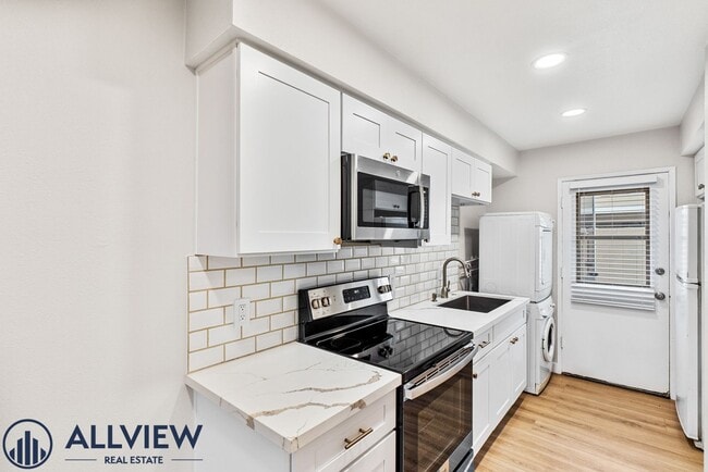 Building Photo - 1 Bed/1 Bath Available in Huntington Beach