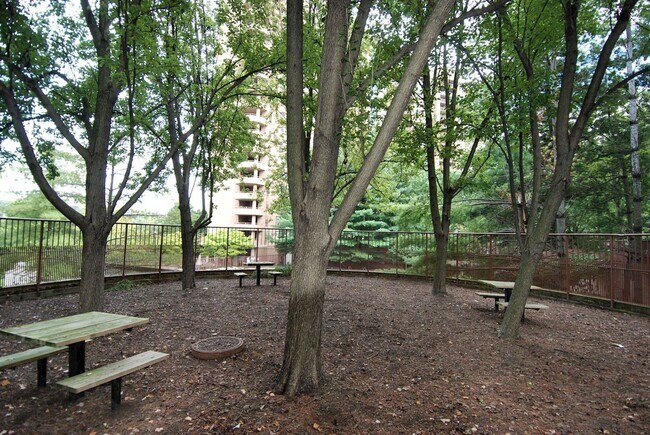 Building Photo - 1 Bed 1 Bath - Rockville Condo - Completel...
