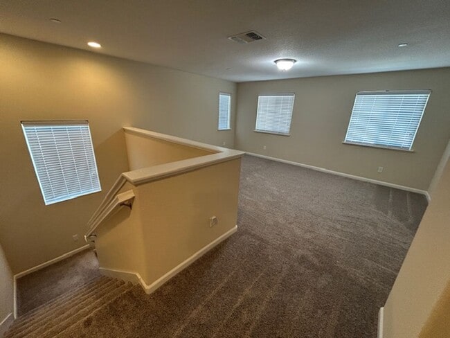 Building Photo - 4 bedroom 3 bathroom in Hanford!