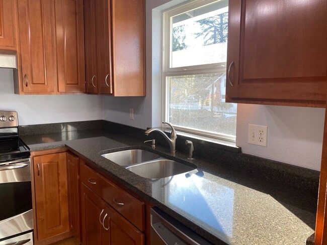 Building Photo - 4bd/1.75ba Carnation House