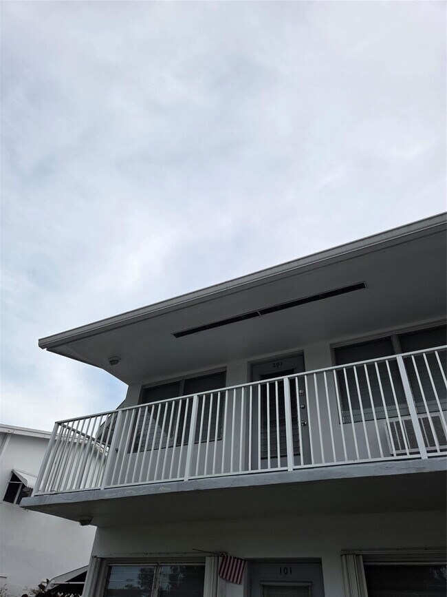 Building Photo - 1920 NE 51st Ct