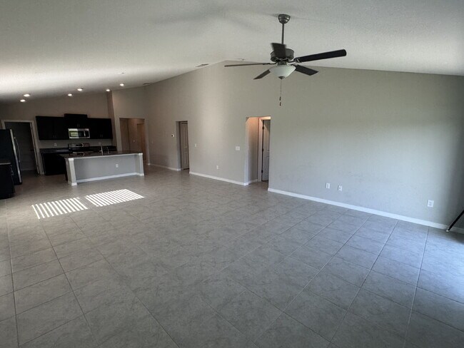 Building Photo - "Spacious 4-Bed Oasis with 2.5 Baths on Ra...