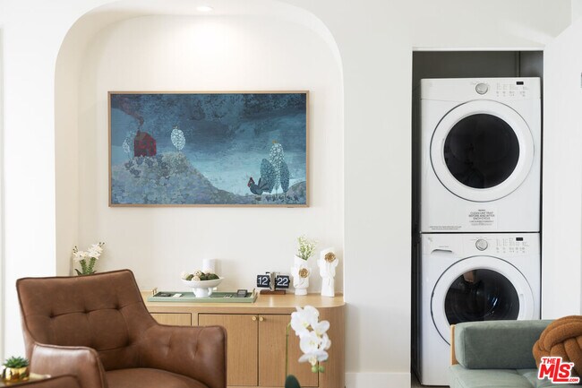 Building Photo - 725 N Harvard Blvd