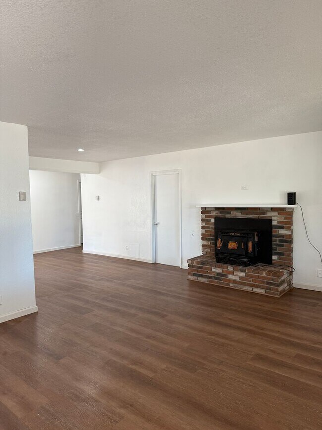 Building Photo - Charming 4-Bedroom Home for Rent in Hesperia, CA!