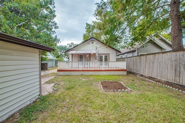 Building Photo - 621 Aurora St