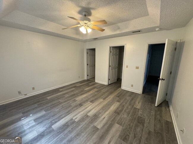 Building Photo - 205 Silver Fox Dr