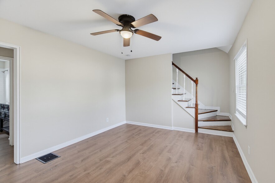 Building Photo - 4015 Valley View Dr