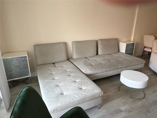 Building Photo - 901 NE 14th Ave