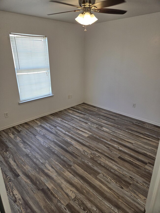 UNIT E, bedroom - 605 College St