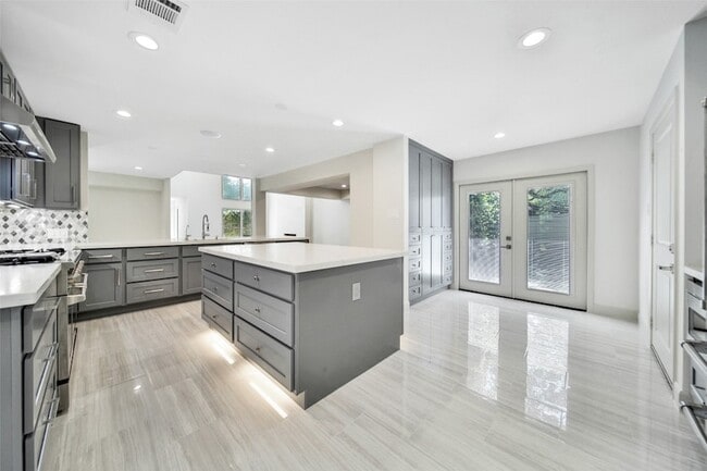 Building Photo - 15607 Memorial Dr