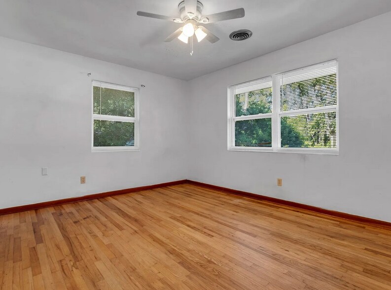 Building Photo - 123 Columbia Dr