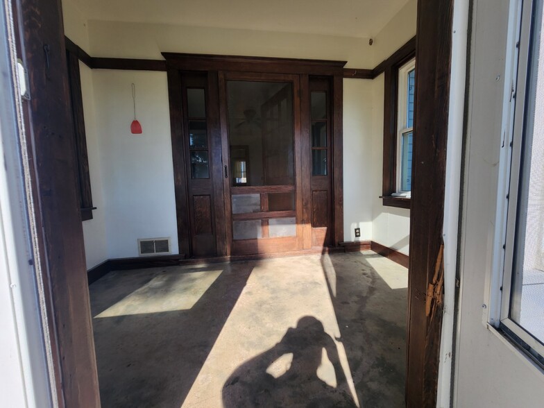 Front porch/ Mud room - 265 19th Rd