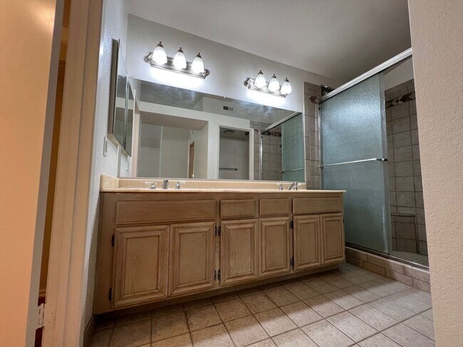 Building Photo - **Beautiful Lake Elsinore 3 Bdrm 2.5 Baths...