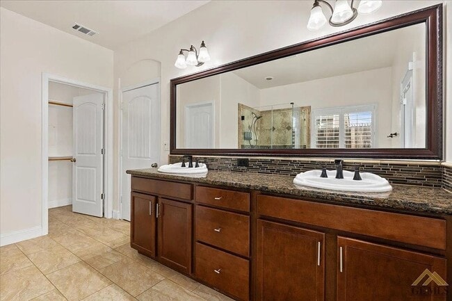 Building Photo - Charming NW Home with 3-Car Garage in Desirable Neighborhood