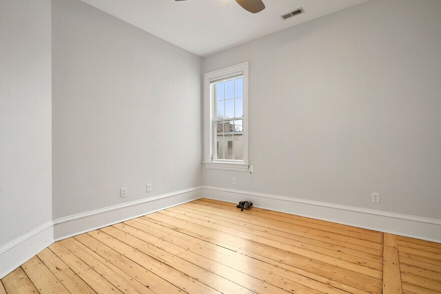 Building Photo - 703 E 4th St