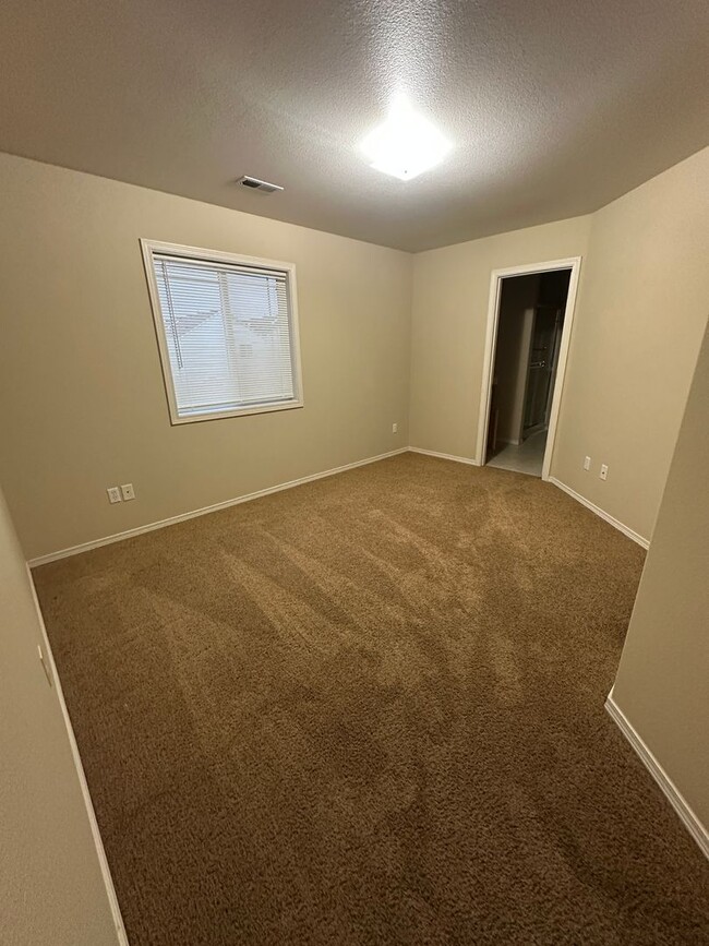 Building Photo - MOVE IN SPECIAL!! 2 Bedroom, 2.5 bath town...