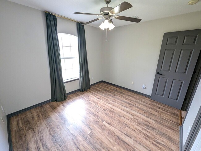 Building Photo - 1909 Sunrise Dr