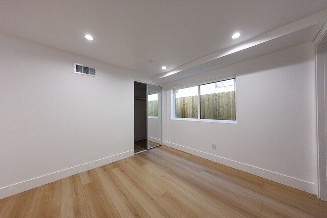 Building Photo - 1330 S Longwood Ave