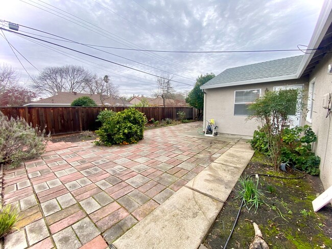 Building Photo - Stunning home in Palo Alto - close to Stan...