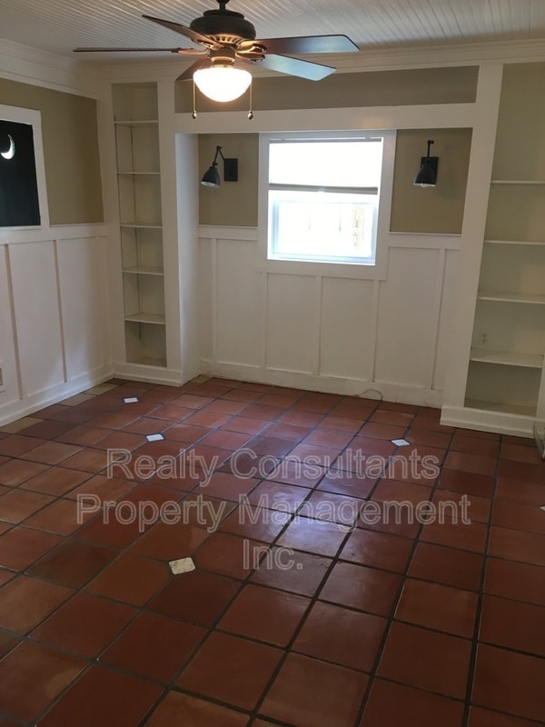 Building Photo - 2461 Lyndhurst Ave