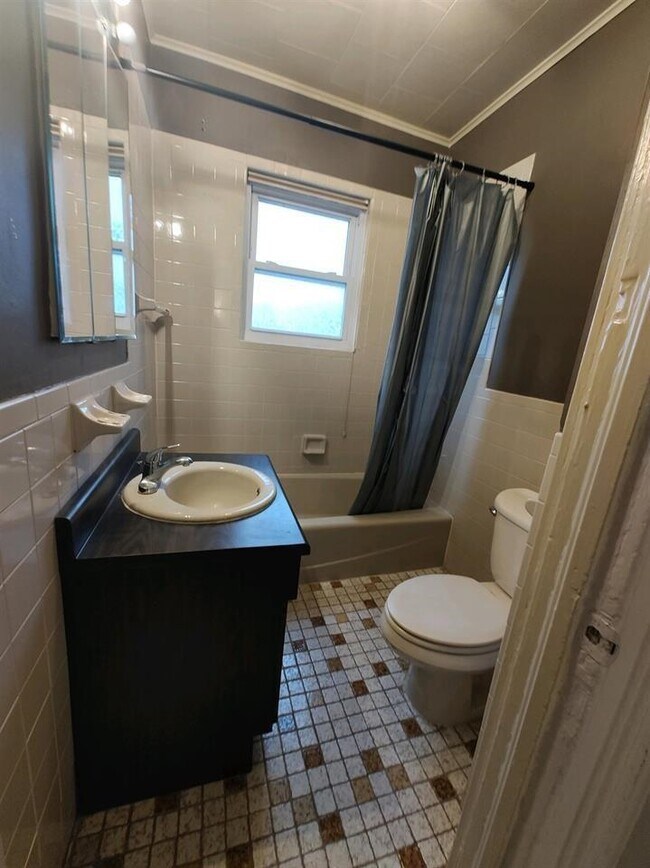 Building Photo - 56 Waverly St