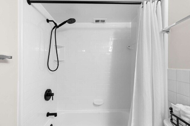 Building Photo - All-Inclusive Luxury Living in Rockville Town Center**