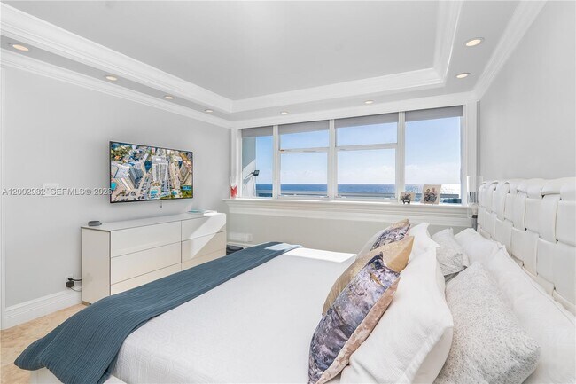 Building Photo - 3140 S Ocean Dr