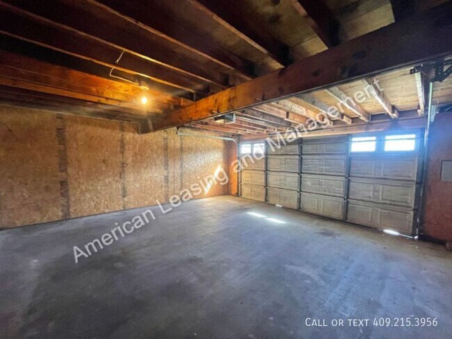 Building Photo - Beautifully Updated 3/2.5 Townhome in Beau...