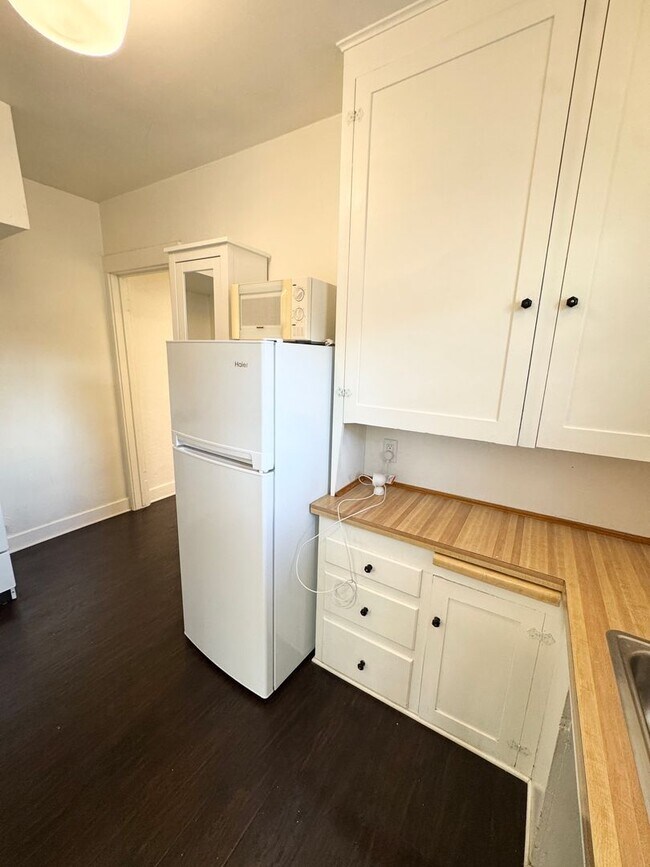 Building Photo - Charming 1 Bedroom 1 Bath Historic Duplex,...