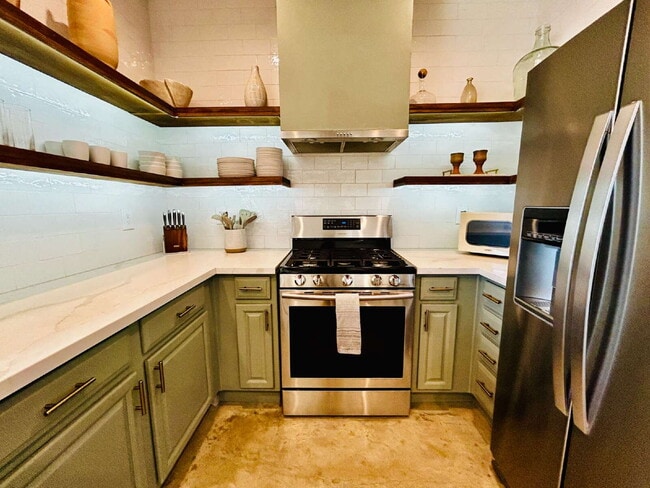 Building Photo - Gorgeous, renovated home on 2 acres in quiet neighborhood.