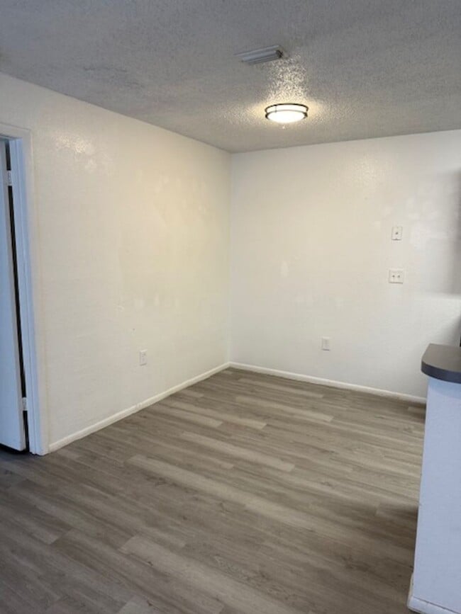Building Photo - Large Two bedroom Condo