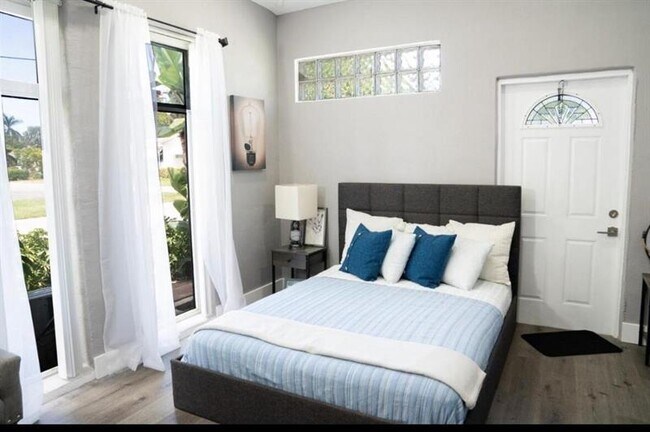 Building Photo - 1128 N 16th Ave