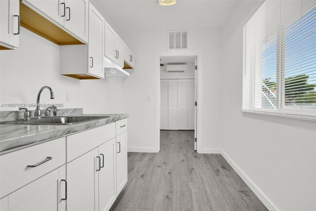 Building Photo - 600 NW 25th Ct