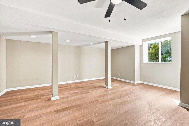 Building Photo - 208 Hartford Rd