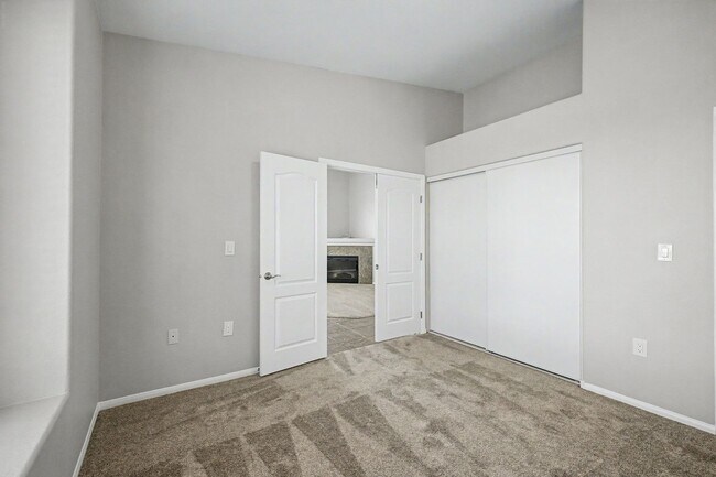 Building Photo - 2 BEDROOM CONDO WITH MOUNTAIN VIEWS!