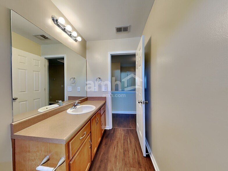 Building Photo - 137 Lake House Rd