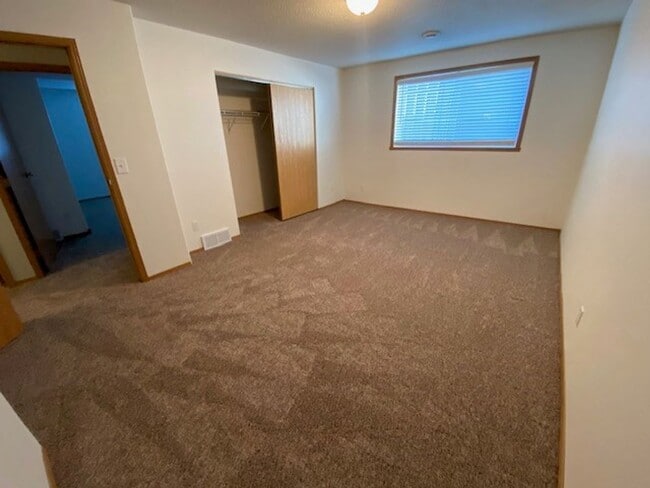 Building Photo - Comfortable 4 Bedroom with Garage & Fenced Yard for Rent!