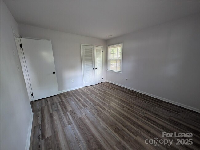 Building Photo - 6542 Rosecran Dr