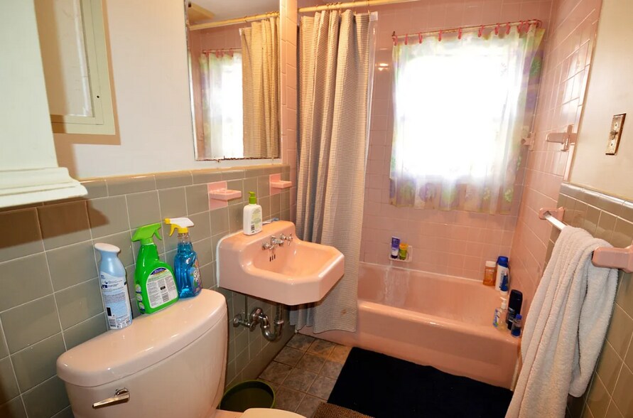 Building Photo - 16 Caltha Rd