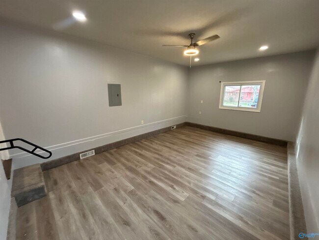 Building Photo - 6202 Valley Park Dr NW